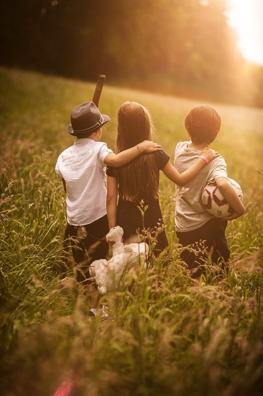 Drei Kinder im Feld